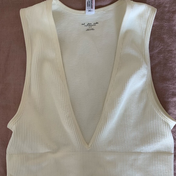 Urban Outfitters cropped ribbed tank - Picture 1 of 3